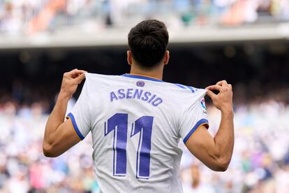 El delantero del Real Madrid Marco Asensio muestra su camiseta tras marcar el tercer gol. 