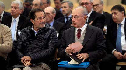 Rodrigo Rato (derecha) junto al exconsejero de Caja Madrid José Antonio Moral Santín durante la primera sesión del juicio de Bankia.