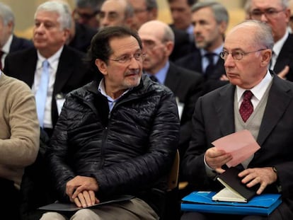 Rodrigo Rato (derecha) junto al exconsejero de Caja Madrid José Antonio Moral Santín durante la primera sesión del juicio de Bankia.