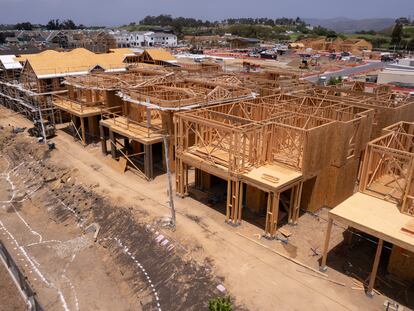 Viviendas en construcción en Encinitas (California).