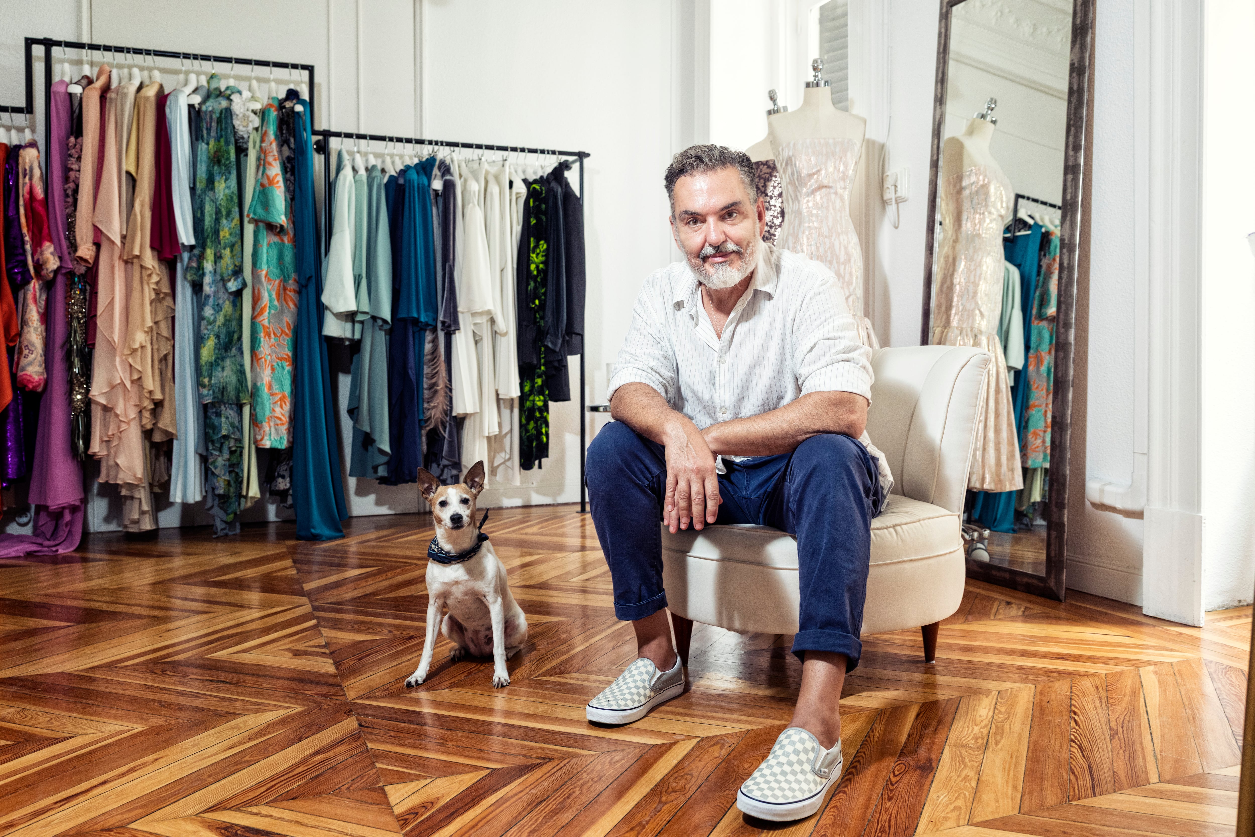 Juan Duyos, diseñador y presidente de ACME, en su atelier en Madrid junto a su perra Fefa.