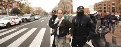 Momento de la detención del fotógrafo Eduardo León en Leganés.