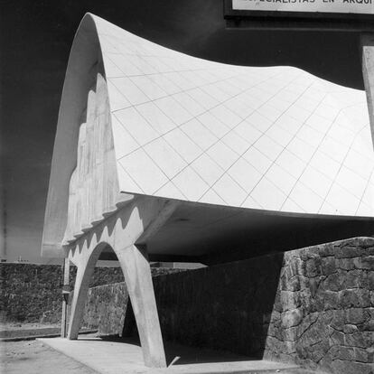 A la izquierda, entrada a las salas Portugal. Al centro y a la derecha, dos detalles de la iglesia de la Virgen de la Medalla Milagrosa, en fotografías de Nacho López.