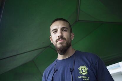 Jacobo Valdéz, 29 anos. É voluntário da Associação Internacional de Agentes Sanitários Espanhóis e chegou nesta segunda-feira a Pedernales. “Por enquanto estou achando o resgate pouco coordenado”, diz, acrescentando que passou quase todo o dia no acampamento de apoio e só foi medir a pressão de afetados duas vezes. “É necessário que nos coloquem em lugares onde sejamos mais necessários, e também precisamos de mais remédios.”