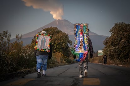 El volcán Popocatépetl recibe a los peregrinos que se dirigen a la Basílica de Guadalupe con una fumarola, el 9 de diciembre.