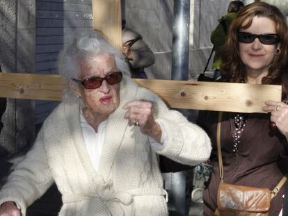 Rosa Mar&iacute;a Mignon. con una cruz sobre su espalda, en la protesta de ayer ante la CAM.