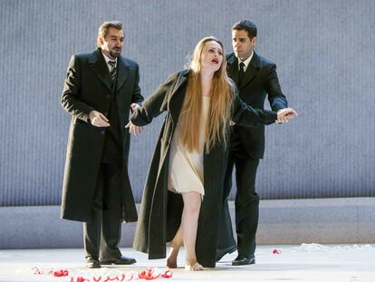 Imagen del montaje de 'La Traviata' con el que el Teatro Real reabrirá sus puertas el 1 de julio.