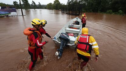 Rescate de personas tras las inundaciones en Rio Pardinho, Brasil.