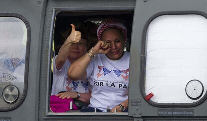 La exsenadora Piedad Córdoba (derecha) y la directora de la Casa de la Mujer, Olga Amparo Sánchez, antes de iniciar la 'Operación Libertad' en la que han sido liberados los 10 últimos militares y policías cautivos por las FARC.