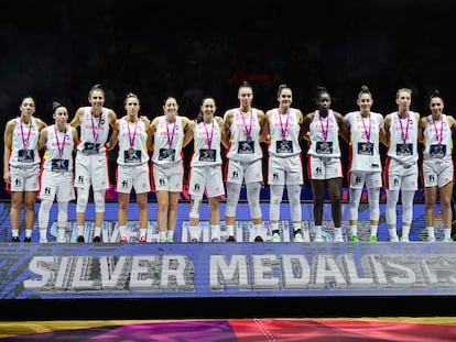 Las jugadoras de España y el seleccionador posan con la medalla de plata este domingo en Liubliana (Eslovenia).