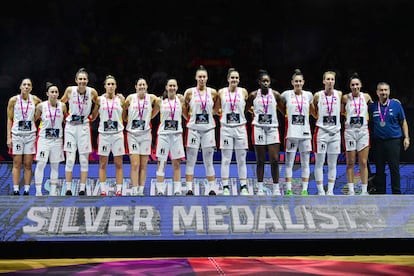 Las jugadoras de España y el seleccionador posan con la medalla de plata este domingo en Liubliana (Eslovenia).