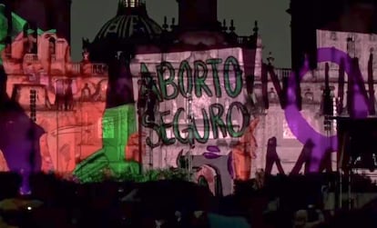 Pancarta sobre el aborto proyectada en el Zócalo.