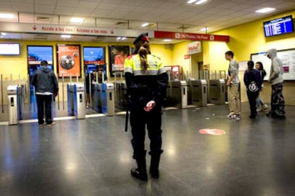 Jóvenes saltando las vías en la estación de Rodalies de Mataró