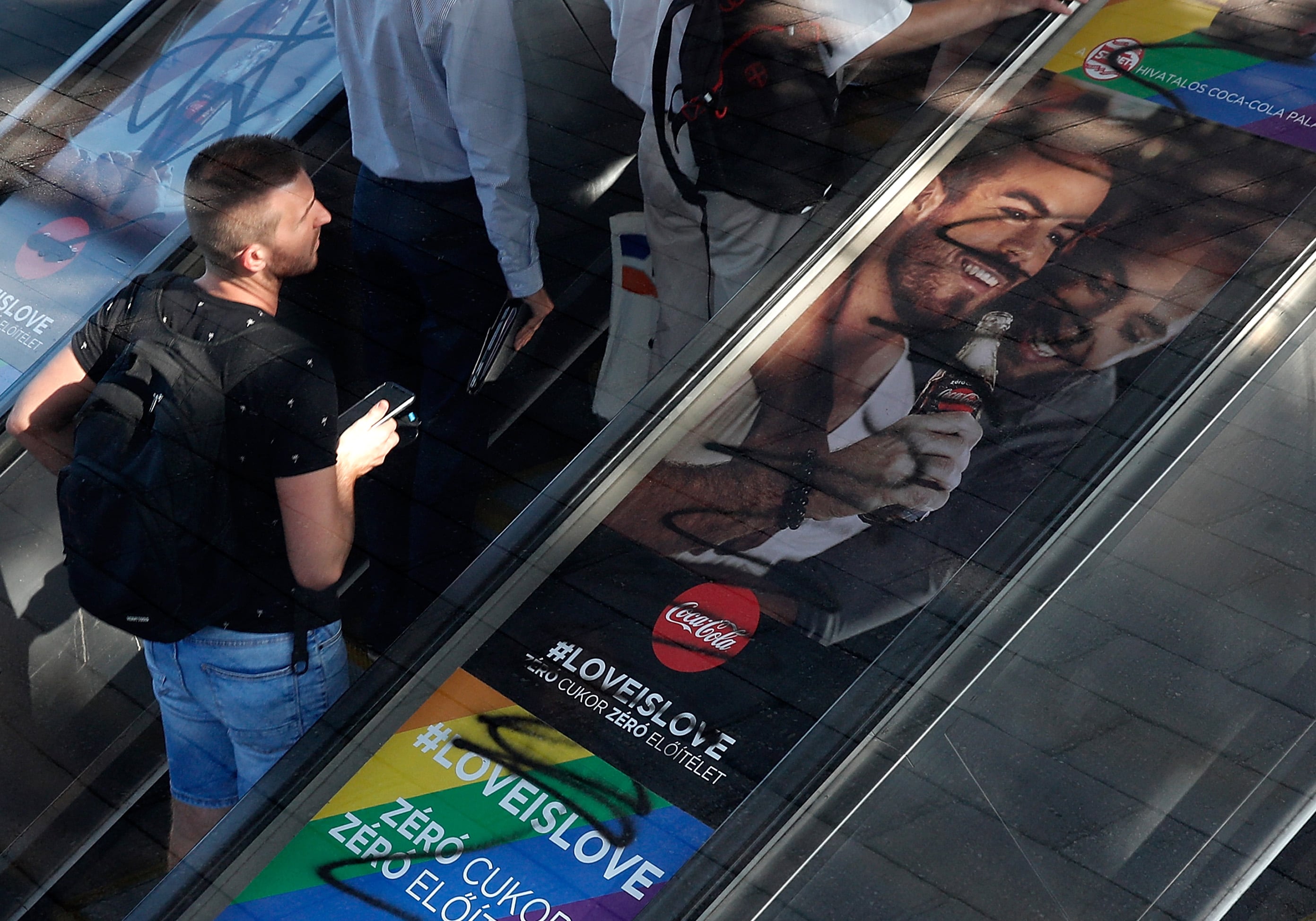 Un anuncio de Coca Cola con una pareja homosexual vandalizado en Budapest en agosto de 2019. 
