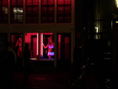 Dos prostitutas en el Distrito Rojo de Ámsterdam en octubre de 2015.