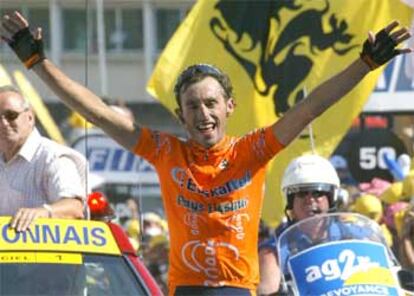 El ciclista vizcaíno levanta los brazos para celebrar su triunfo en el alto de Alpe D'Huez.