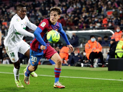 Gavi conduce el balón ante Palacios durante el Barcelona-Elche del pasado sábado.