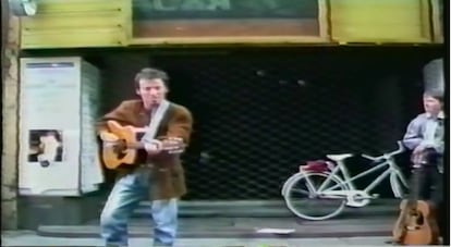 Bruce Springsteen tocando en una calle de Copenhague en 1988.