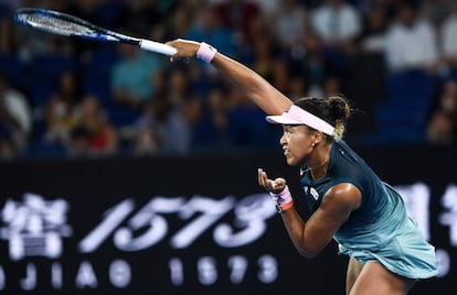 Osaka sirve durante el partido contra Pliskova.