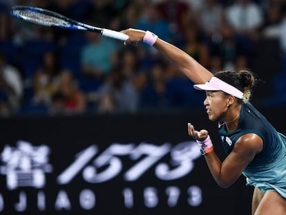 Osaka sirve durante el partido contra Pliskova.