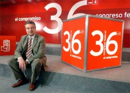 El secretario de Organización del PSOE, José Blanco, momentos antes de informar sobre el congreso de su partido.