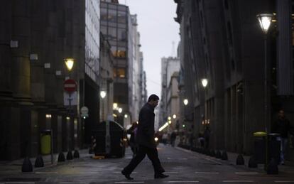 Un hombre camina por el distrito financiero en Buenos Aires 