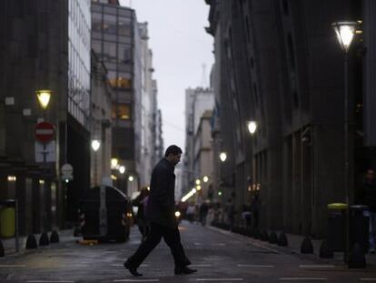 Um homem caminha pelo distrito financeiro em Buenos Aires