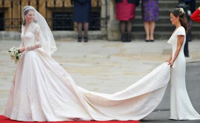 Pippa Middleton sujeta la cola del vestido de su hermana, Kate Middleton, a su entrada en la abadía de Westminster.