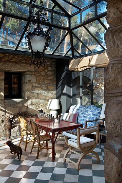 Una vista del invernadero que une la casa cocina-comedor con la del salón con tres dormitorios, donde se alojan la madre de Lorenzo y los invitados.