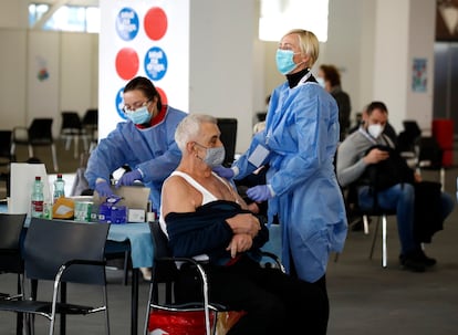 Um homem espera a injeção da vacina da AstraZeneca, nesta quarta-feira, em Zagreb (Croácia).