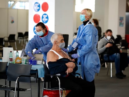 Um homem espera a injeção da vacina da AstraZeneca, nesta quarta-feira, em Zagreb (Croácia).