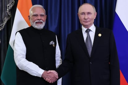 El presidente de la India, Narendra Modi, y el presidente de Rusia, Vladimir Putin, en la reunión de la Organización de Cooperación de Shanghái este lunes en Tianjin, China. 