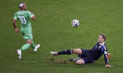 Neuer despeja el bal&oacute;n ante Feghouli.