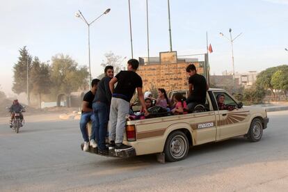 Una familia kurda huye de Ras al-Ein (norte de Siria), tras el inicio de la ofensiva turca.