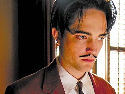 <b>Antes de desarrollar colmillos para </b><i>Crepúsculo,</i><b> Robert Pattinson se atusó el bigote de Dalí en </b><i>Sin límites, </i><b>una coproducción hispano-inglesa dirigida por Paul Morrison.</b>