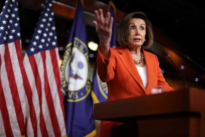 Nancy Pelosi, nesta quinta-feira no Capitolio, dirige-se à imprensa antes do voto na Câmera.