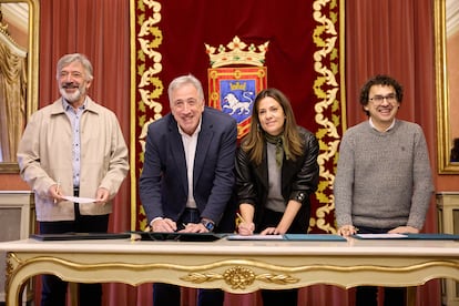 De izquierda a derecha, Koldo Martínez (Geroa Bai), el alcalde Joseba Asiron (EH Bildu), Marina Curiel (PSN) y Txema Mauleón (Contigo-Zurekin), este lunes durante la firma del acuerdo de Presupuestos para 2024 del Ayuntamiento de Pamplona.