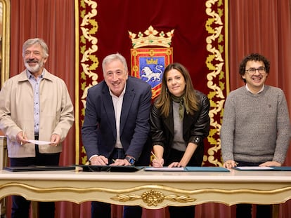 De izquierda a derecha, Koldo Martínez (Geroa Bai), el alcalde Joseba Asiron (EH Bildu), Marina Curiel (PSN) y Txema Mauleón (Contigo-Zurekin), este lunes durante la firma del acuerdo de Presupuestos para 2024 del Ayuntamiento de Pamplona.