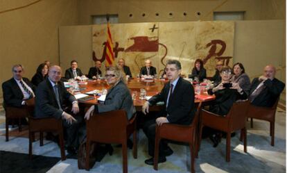 El presidente de la Generalitat en funciones, José Montilla, y sus consejeros, ayer durante la última reunión del Gobierno catalán.