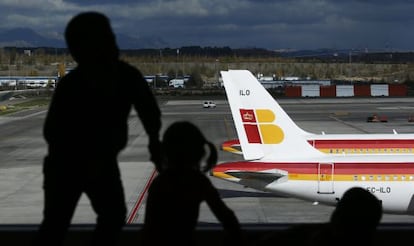 Un grupo de ni&ntilde;os mira aviones de Iberia en Barajas