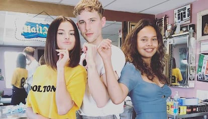 Selena Gomez e parte do elenco de &rsquo;13 Reasons Why&rsquo; fizeram uma tatuagem simb&oacute;lica da s&eacute;rie. 