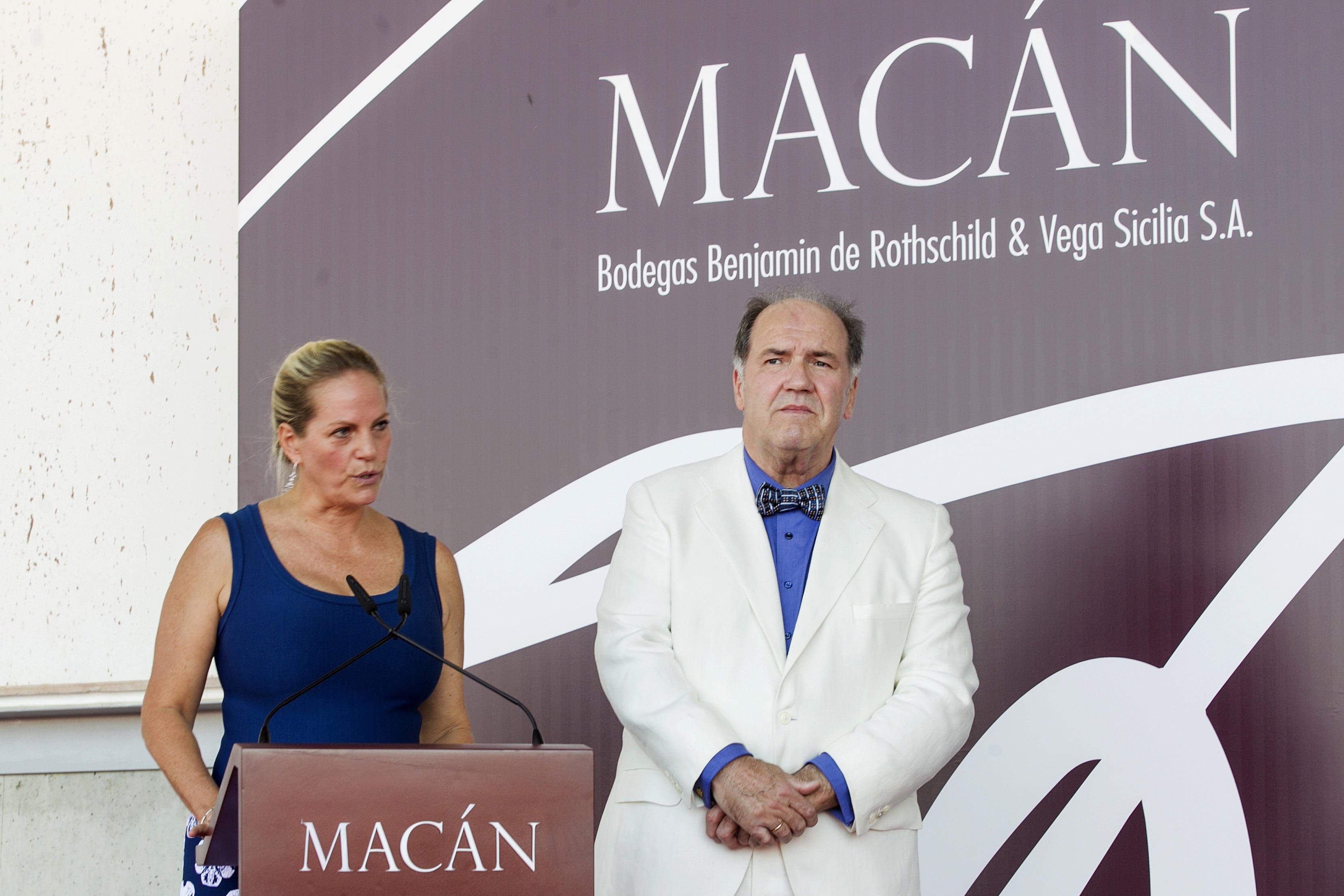 Ariane de Rothschild y Pablo Álvarez, en la inauguración de la bodega Macán en 2017 en la localidad de Samaniego (Álava).