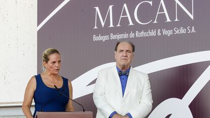 Ariane de Rothschild y Pablo Álvarez, en la inauguración de la nueva bodega de Macán en 2017 en la localidad de Samaniego (Álava).