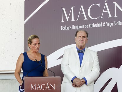 Ariane de Rothschild y Pablo Álvarez, en la inauguración de la nueva bodega de Macán en 2017 en la localidad de Samaniego (Álava).