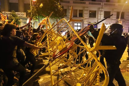 Un grupo de manifestantes forcejea con los Mossos delante de la Subdelegación del Gobierno en Girona.