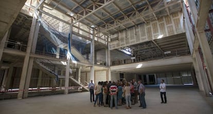 Visitantes en el interior del inacabado museo, el pasado julio.