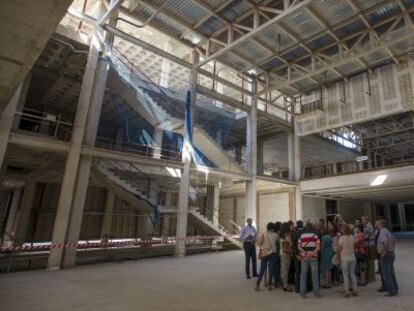 Visitantes en el interior del inacabado museo, el pasado julio.