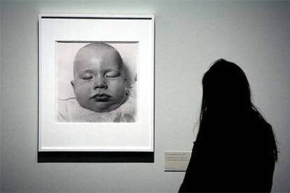 <i>A very young baby, </i> Nueva York, 1968, en la exposición de fotos de Diane Arbus.
