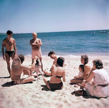 Picasso, en la playa con familiares y amigos en las cercanías de Cannes.