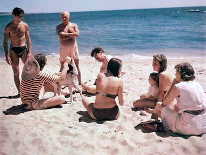 Picasso, en la playa con familiares y amigos en las cercanías de Cannes.